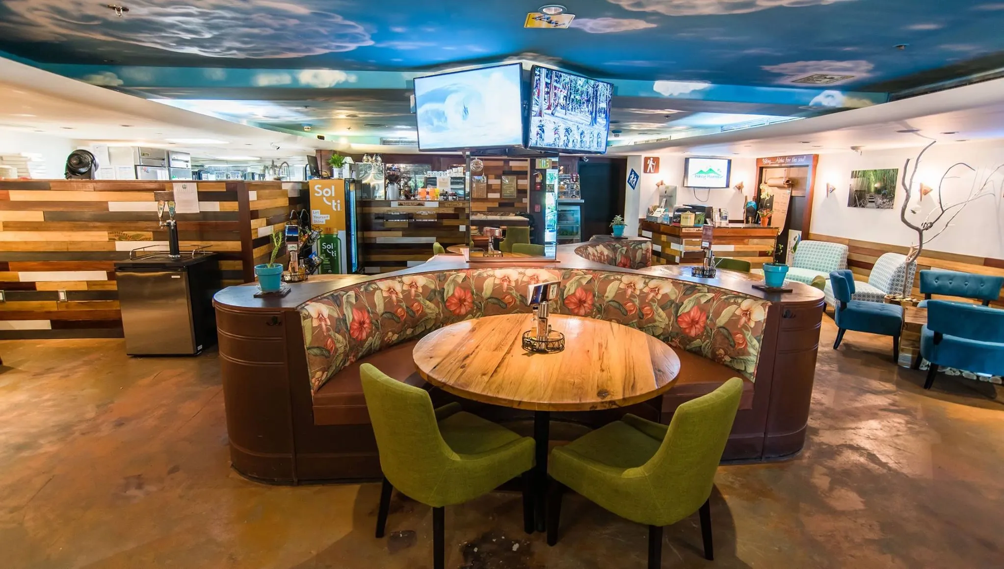 Hiking Hawaii Cafe community and food